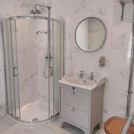 ベッド・アンド・ブレックファスト The Canalside At The Auld Shebeen Bar