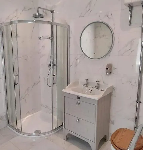 Bed & Breakfast The Canalside At The Auld Shebeen Bar